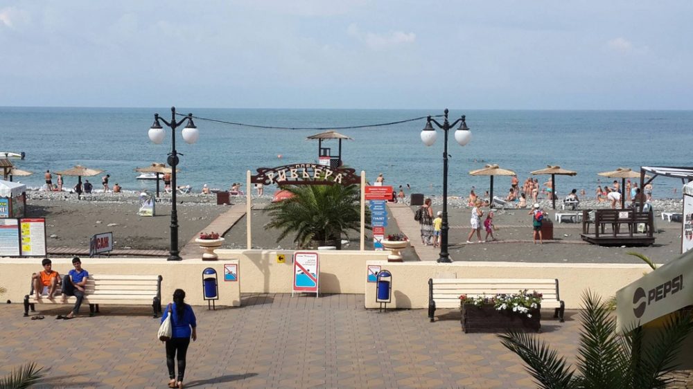 Пляж «Ривьеры» оборудуют волейбольными площадками и тренажерами